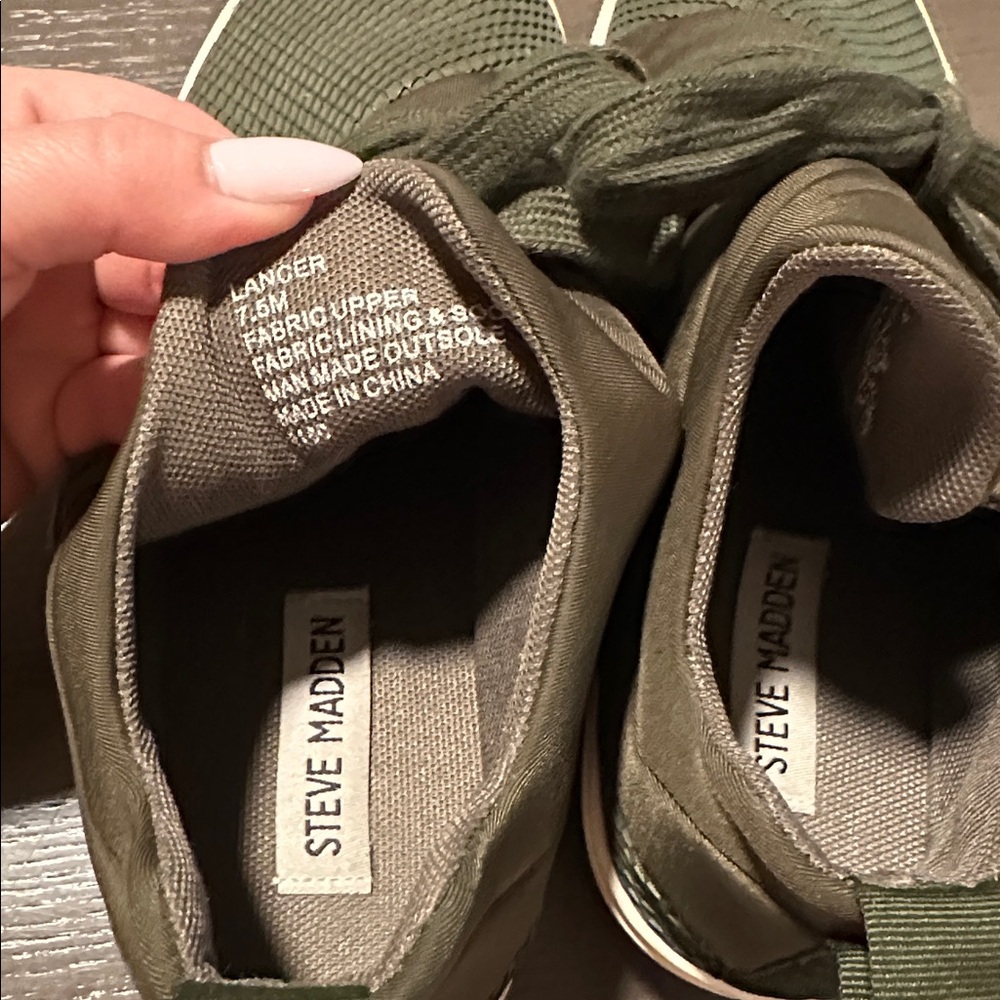 Steve Madden lancer sneakers. Slip on with laces. Size woman’s 7.5. - Picture 6 of 7